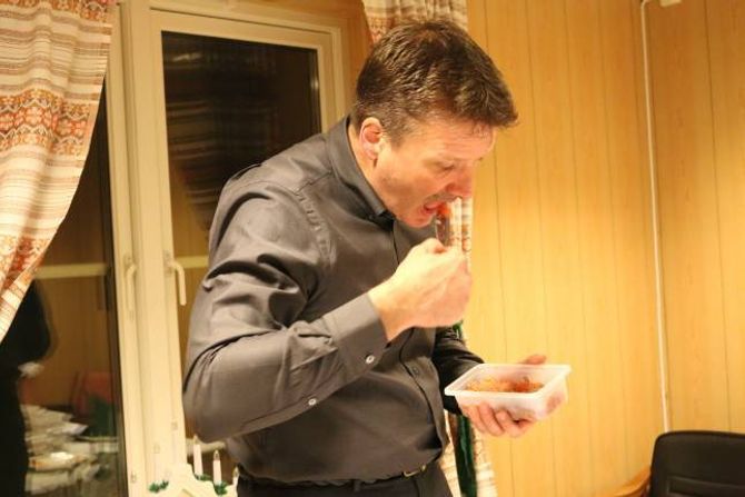 SISTE TEST: Kjell Olav Cock tek ein siste runde med smaking for å føla seg sikker på kven han tykker er best.