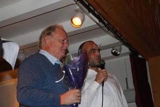 KVART ÅR: Geir Berge Øverland (t.v.) er røynd med rakfisk, her med Stein Vidar Nemeth i arrangementskomiteen.