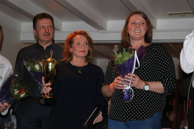 VINNARAR: Linda Uglenes Maristuen med vandrepokalen som beviser at ho og Hanne Ødegård vart VM-vinnarar i rakfisk 2017.