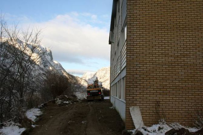 BUSTADPROSJEKT: Når rivinga er avslutta, er planen å byggje opp leiligheiter. Med gjeldande reguleringsplan er det plass til 32 leiligheiter på tomta.