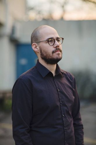 NY BOK: Lasse W. Fosshaug gir ut ny bok der scenene i boka er lagt til Årdal.