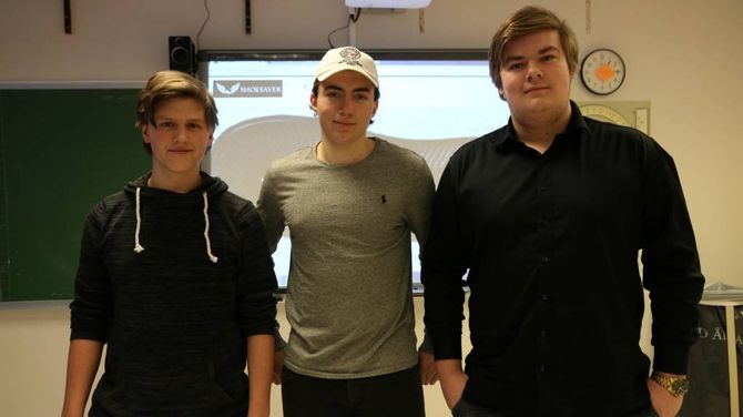 SPAR PÅ SKOA: Produktet Hans Skogli, Anders Lereng og Ørjan Sunde Vik har utvikla, er meint å spare skoa dine for gjørme når du er på festival.