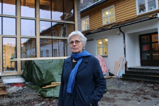 STORT ARBEID: Bjørg Fritsvold framfor det store mellombygget som byrjar å ta form. Internatet til høgre.