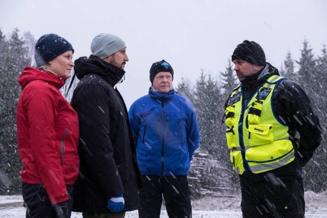 GENUIN INTERESSE: Her stå Knut Skår i bakgrunnen, medan stryningen Sjur Haugen forklarer eit interessert kronprinspar korleis Norske redningshundar jobbar.
