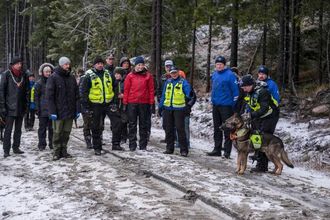 DEMO: Ute i terrenget fekk kronprinsparet ein demonstrasjon av korleis redningshundane øver på oppdrag.
