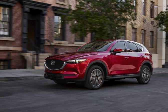 BESTSELJAR: Mazda CX-5 har selt veldig godt i Noreg, det vil høgst sannsynlig fortsette når den nye utgåva kjem til sommaren.