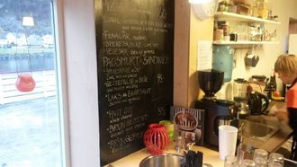 LOKALT: Menyen på Marianne Bakeri og Kafè består mellom anna av pizza og sandwich med både geitepølse og geitost.