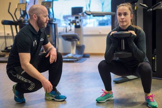 TYDELEGE INSTRUKSAR: Julie Årøy trur ho vil få betre utbytte av treninga dersom ho får hjelp til å gjere øvingane rett. Personleg trenar Øyvind Brennset følger nøye med.