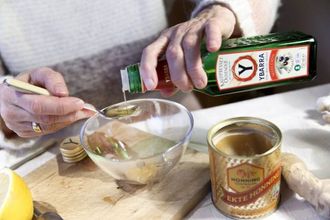 MOT HOSTE: Her rørast olivenolje saman med honning, ei blanding som skal hjelpe mot hoste.