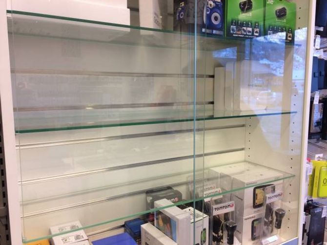 TOK BERRE TELFONAR: Sjølv om dei hadde sjansen til å forsyne seg grovt frå butikken, har tjuven eller tjuvane berre reist med mobiltelefonar frå Samsung og Apple i tillegg til pengane som låg i kassaapparatet.