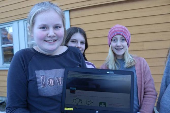 LJØSNALYNET: Katrine Holmen (f.v.), Mathilde Tønjum og Anja Evensen Brugrand syner fram nettavisa dei jobbar med, «LjøsnaLynet».