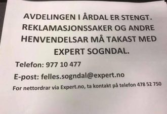STENGT: Denne lappen møter du på Expert i Årdal i dag.
