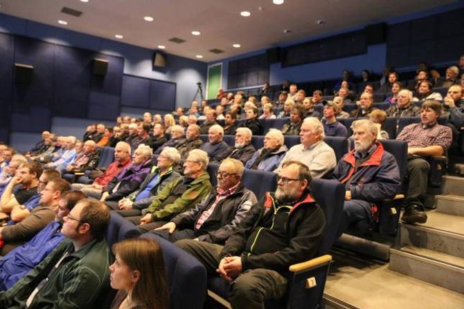 FULLT: Kulturhuset i Lærdal var nesten fullt under informasjonsmøtet om skrantesjuka.