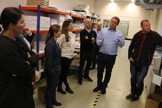 SYNTE SEG FRAM: Printfarm har som mål å bli størst i fylket i løpet av 2017. No er dei opptekne av å syne det nye nivået fram til potensielle kundar i kommunen. Torsdag inviterte dei til pølsefest.