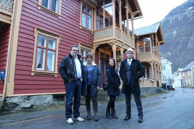 ÆRVERDIG: Rune Einemo og Lise Cirotzki Einemo (t.v.) sel Kvammes (i bakgrunnen) til Elin Forthun Partenyi og Johannes Einemo. Opphavleg vart det bygd som «Lærdalsøren hotell» på slutten av 1800-talet, eit namn dei nye eigarane vurderer å bruka att. Og overnattingstilbod har det ikkje vore i bygningen på nesten førti år, sist som pensjonat.