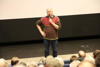 STOR JOBB: Forskar i Norsk institutt for Naturforsking, Olav Strand, her under informasjonsmøtet om skrantesjuka som vart halde i Lærdal i januar. Arkiv