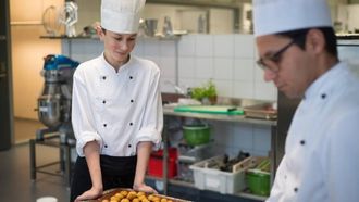 NY I FAGET: Olav Mjell Hovsvik har eit halvt år bak seg på matfag i Sogndal. No ser han fram til å ta resten av utdanninga på eit splitter nytt kjøken.