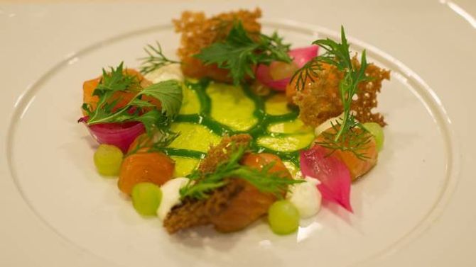 FRISTANDE FORSMAK: Forretten var sett saman av kaldrøykt laks med dill, agurk, raudlauk, rug og pepparrot.
