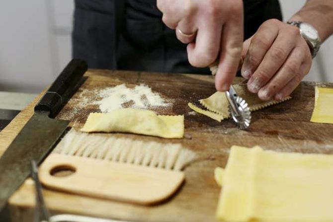 DEL OPP: Pastaputene delast opp med rulle eller kniv.