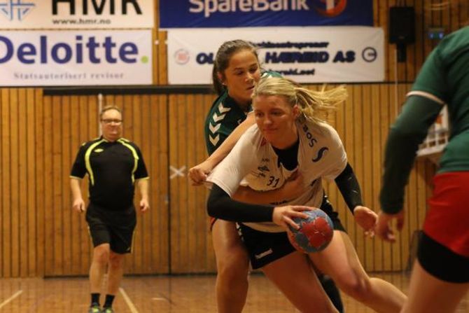 TØFFE DUELLAR: Martine Låksrud Øyre deler ut juling.