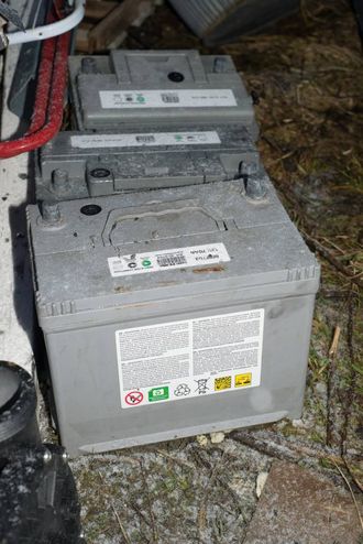 LITE MILJØVENLEG: Tre kasserte bilbatteri er blant søppelet folk har etterlate seg.