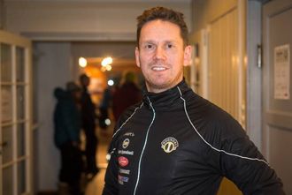 LANGRENNSFEST: Leiar i langrennsgruppa, Tommy Harjo, er glad over å konstantere at folket let seg lokke av organisert skimoro.