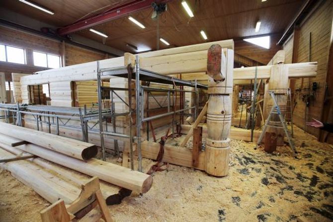 BYGGJER INNOMHUS: Laftehallen til Nore Laft ligg ved Tunhovdfjorden i Buskerud. Her blir tømmerstokkane lafta før dei blir demonterte og frakta til tomta for å bli monterte opp igjen.