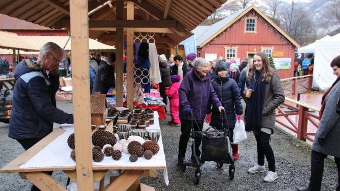 POPULÆRE: Dei tre marknadane i Lærdal er populære og ein god dag for næringslivet i bygda. Større bidrag frå denne kanten ser Arve Tokvam på som eit rimeleg grep for å avlasta eldsjelene noko. Arkivfoto