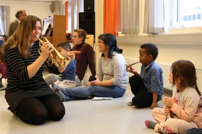SPESIELL OPPLEVING: – Me ville spandere ei spesiell oppleving på dei elevane me har i dag ved å la dei få spele med og synge saman med Good Time Charlie.