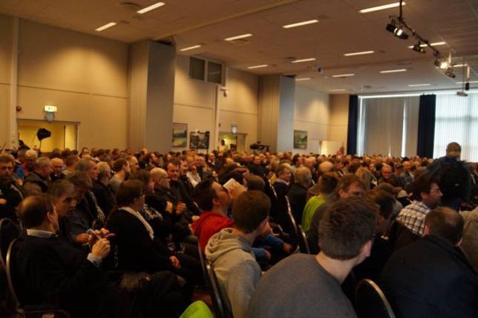 FULL SAL: 450 menneske møtte på det opne møtet.