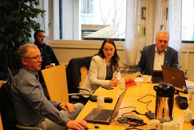 DELTE: Frode Myklebust (V) møtte som vara for ugilde Trond Øien Einemo (H, i bakgrunnen) då saka om detaljreguleringsplanen for Einemomarki vart handsama i formannskapet. Myklebust hamna på eit nei til å gje signal om at fire etasjar et greitt, i motsetnad til Gro Starheimsæther og Jan Geir Solheim (Begge Sp).
