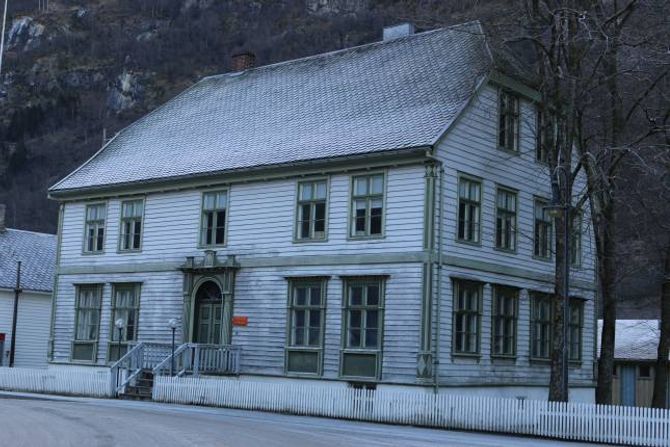 FÅR LIV: Målet med prosjektet «Levande lokale» er å på ulike vis å få innhald i dei mange bygningane som står tomme på Lærdalsøyri og tilknytt Gamlegata spesielt. Ein måte å skapa liv på kan vera ved å etablera studio og husvere for kunstnarar, frå lokale til internasjonale, store namn. Telegrafbygningen er peika på til dette føremålet, utan at noko er bestemt.