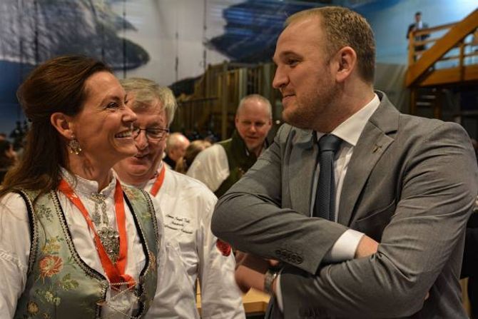 MINISTERBESØK: Siri Dalehaug, som driv hotellet i Skjolden saman med mannen Aslak, møtte landbruks- og matminister Jon Georg Dale (Frp).