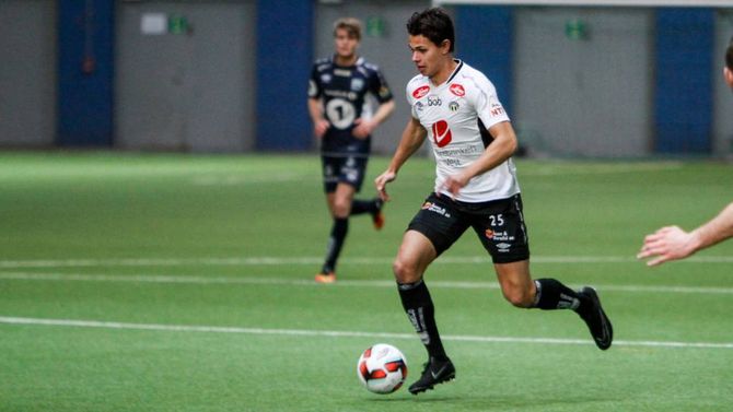 TALENT: Kasper Nissen skårar sitt første mål for Sogndal.