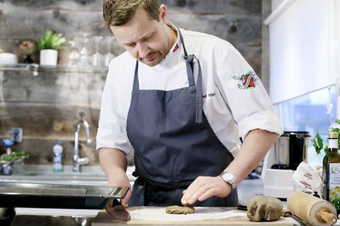 DEIG TIL KNEKKEBRØD: Lagast raskt med bakepulver, og kan kjevlast ut bit for bit.