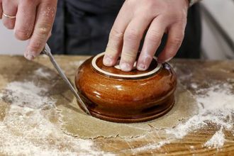 KNEKKEBRØD: Den ytre sirkelen stkkes ut rundt en skål, hullet i midten kan du stikke ut rundt et glass.