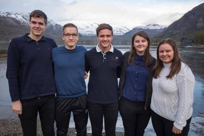 DYKTIG TEAM: Lefdal har dyktige personar med på laget. F.v: Haakon Kyrkjebø Nybø (styremedlem), Sindre Hornnes (organisatorisk nestleiar), Henrik Thorsnes Lefdal (fylkesleiar), Sandra Tenud (politisk nestleiar) og Helene Skår (styremedlem).