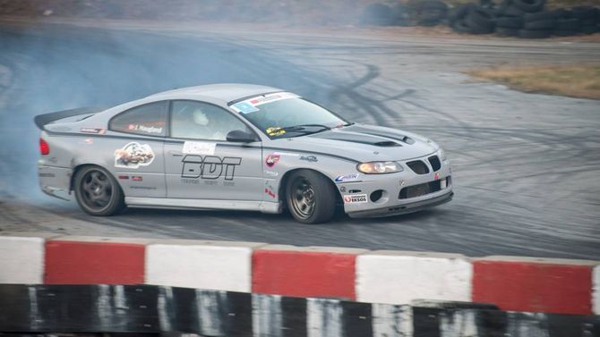 HEFTIG: I motorsporten drifting handlar det om å køyre spektakulært og om å sladde så mykje som mogleg. Her frå sesongavslutninga på Kaupanger i fjor.