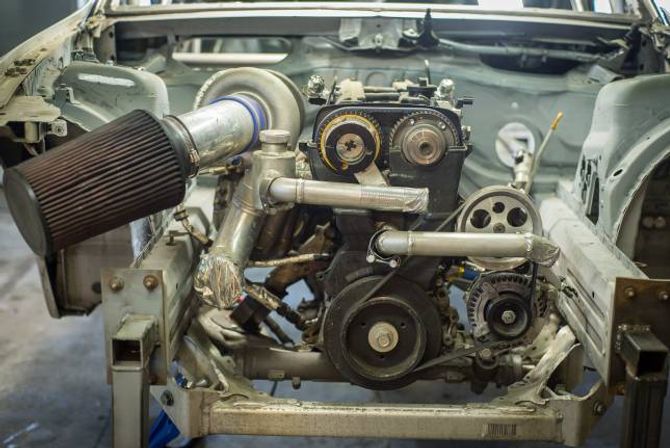 IMPROVISASJON: Ein toyotamotor i ein BMW er ikkje heilt etter boka. Då må du improvisere. – Det er dèt det går på heile tida, at ting ikkje passar. Så du må få det til å passa og byggja om alt, seier Lægreid.