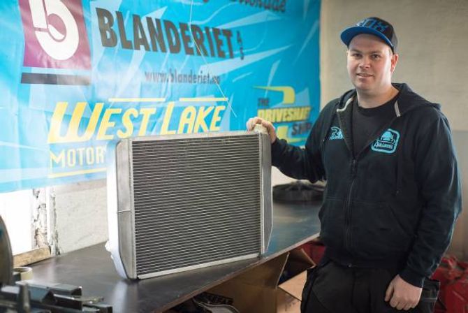 NY VRI: I ein vanleg bil, til dømes ein BMW 1-serie, er radiatoren plassert framme i bilen. Alvin Lægreid monterer sin bak i bilen for best mogleg lufting.