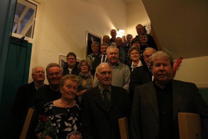 JUBILANTAR: Det var svært mange med jubileumsår, der den med lengst teneste av dei som var tilstades var Bjarne Øren (framme t.h.) med sine 60 år, som den einaste. Harald T. Lægreid (ikkje tilstades) hadde 70 år.