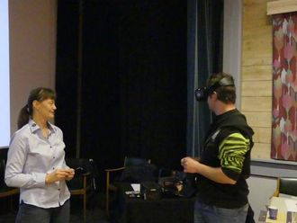 POPULÆRT: Etter kvart drista dei fleste seg til å prøva virtuell visning, her forklarar prosjektkoordinator Heidi Helle.