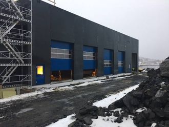 EITT AV FLEIRE: Tilsvarande bygg som på Kaupanger blir no reist i Narvik.
