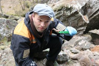 ALVORLEG: Viltforvaltar Knut Fredrik Øi, her under prøvetaking av hjort med tanke på skrantesjuke. Arkiv