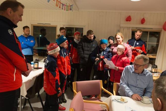 HYLLA TRENAREN: Skigruppa hylla trenaren, Børre Øvstetun, med dikt.