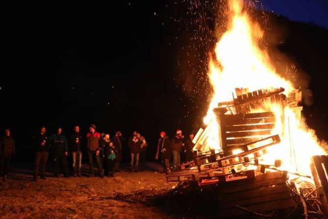 FEKK FYR: Etter litt plunder fatna det skikkeleg i pallane under ein stjerneklar himmel denne kalde januarkvelden.