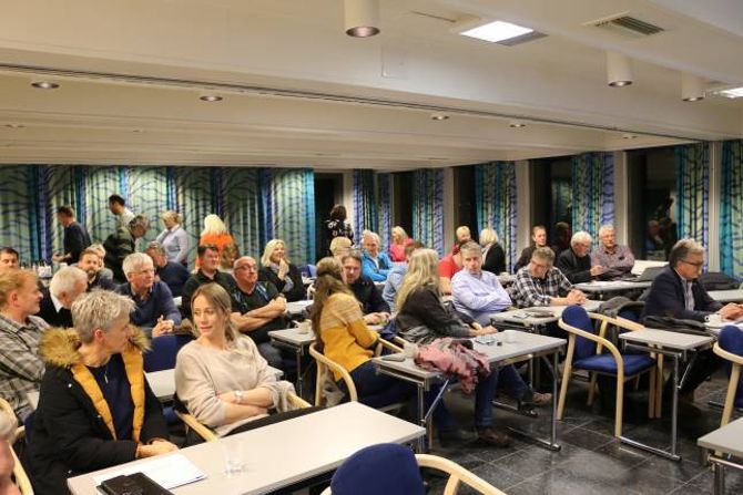 FULLT: Aktørar innan næringsliv, reiseliv og kulturliv fyllte opp salen då Årdal Utvikling invitert til samling denne veka.