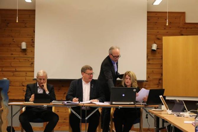 NYTT FRAMLEGG: Terje Horvei (V) kom med sitt framlegg om at tomta mellom Aurland barne- og ungdomsskule og Sogn Jord- og Hagebruksskule blir plassering for ny barnehage.