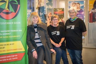 GÅVMILDE: Det er Teatervenner Sogn som står bak utdelinga av gratisbillettar. Frå venstre: Leiar Ingdrid Loftesnes, Astrid Hildur Malmin og Liv Drangfelt.