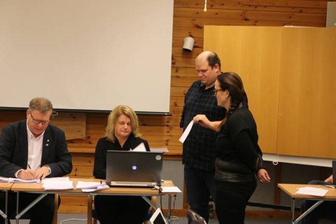 NAMNEOPPROP: Bengt Erlend Skjerdal og Anita Lærum stod for trekninga av kven som skulle starta røystinga ved namneopprop.